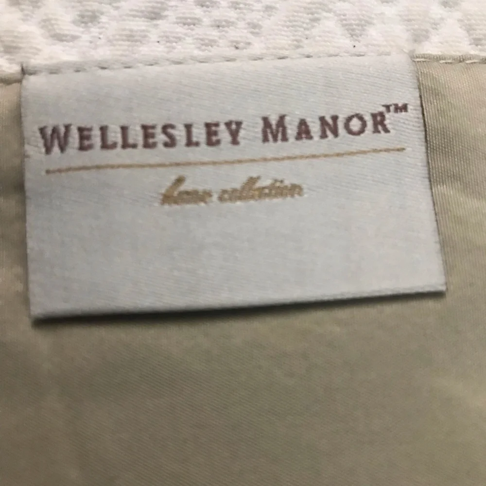 Wellesley Manor Tan Linen Table Runner with Embroidered Birds/Dogwood Tree. NWOT - Picture 16 of 16